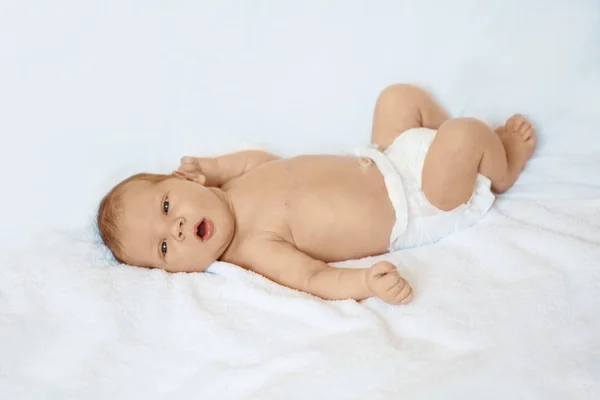 Kleine Pasgeboren Babyjongen Slapen Witte Deken Liggend Bed — Stockfoto