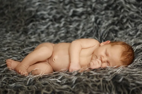 Kleiner Neugeborener Junge Schläft Weißer Decke Auf Dem Bett — Stockfoto