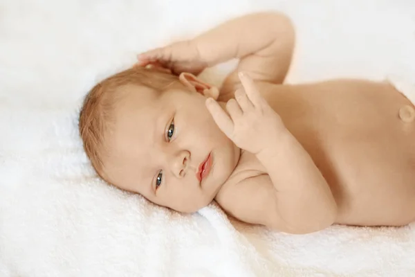 Kleine Pasgeboren Babyjongen Slapen Witte Deken Liggend Bed — Stockfoto