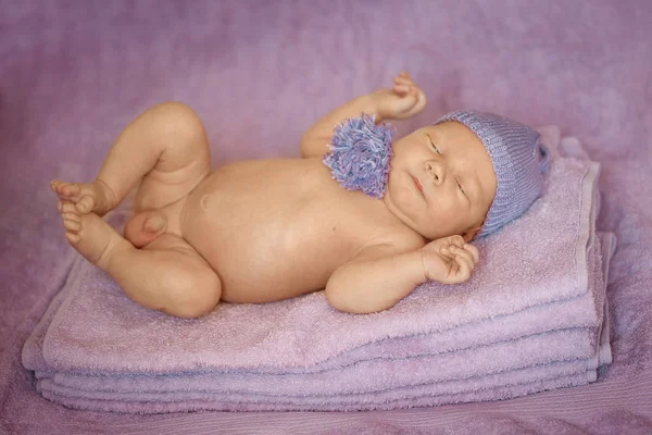 Bayi Kecil Yang Baru Lahir Dengan Topi Lucu Tidur Dalam — Stok Foto