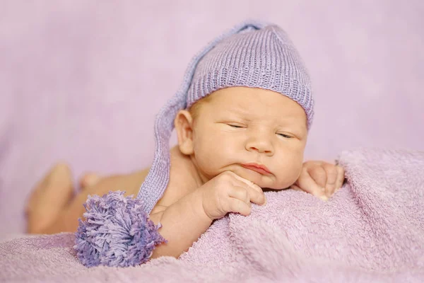 Kleine Pasgeboren Baby Een Grappige Hoed Slapen Witte Deken Liggend — Stockfoto