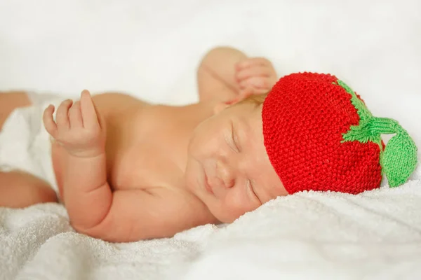 Kleine Pasgeboren Baby Een Grappige Hoed Slapen Witte Deken Liggend — Stockfoto