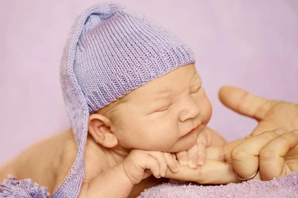 Pequeño Bebé Recién Nacido Sombrero Divertido Durmiendo Manta Blanca Acostado — Foto de Stock