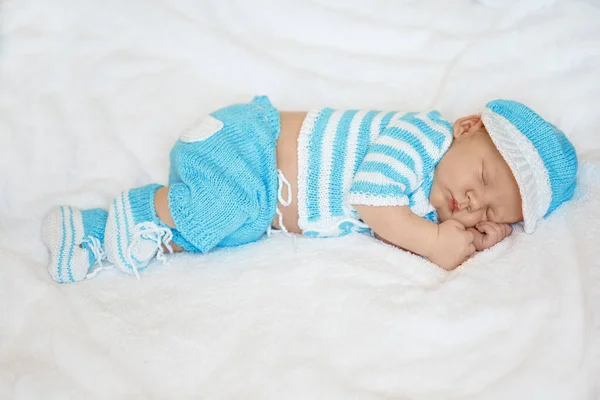 Little Newborn Baby Funny Hat Sleeping White Blanket Lying Bed — Stock Photo, Image