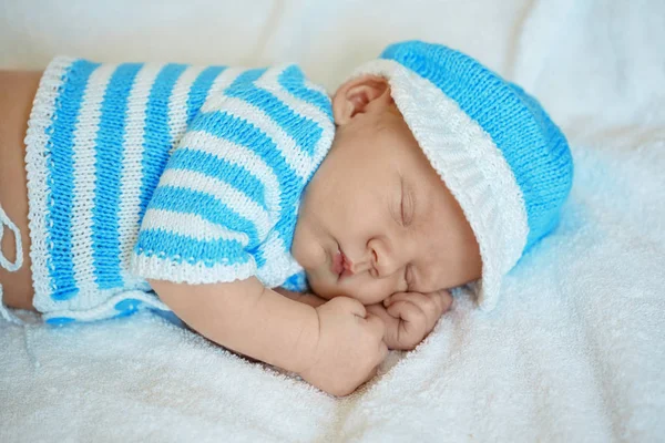 Маленький Новорожденный Ребенок Смешной Шляпе Спит Белом Одеяле Лежа Кровати — стоковое фото