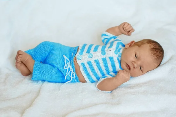 Little Newborn Baby Funny Hat Sleeping White Blanket Lying Bed — Stock Photo, Image