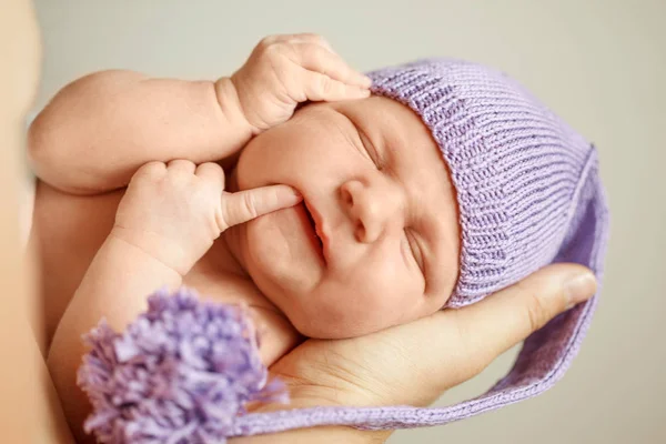 Pequeño Bebé Recién Nacido Manos Padres Madre Padre — Foto de Stock