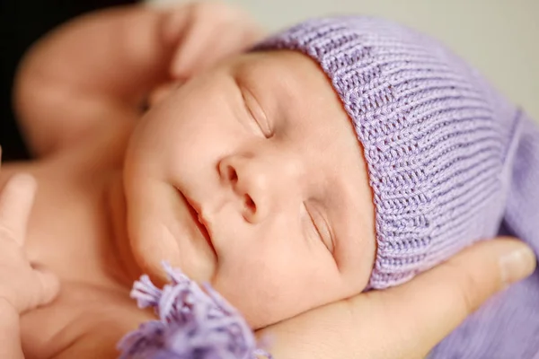 Pequeño Bebé Recién Nacido Manos Padres Madre Padre — Foto de Stock