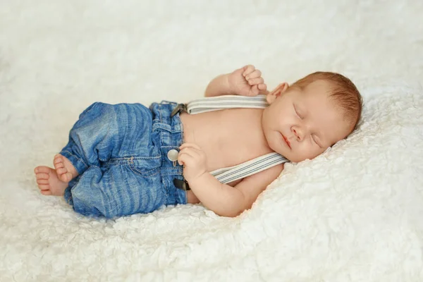Модна Новонароджена Дитина Джинсах Спить Ліжку Мода Дітей — стокове фото