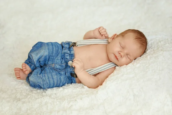 Neonato Alla Moda Jeans Che Dorme Letto Moda Bambini — Foto Stock