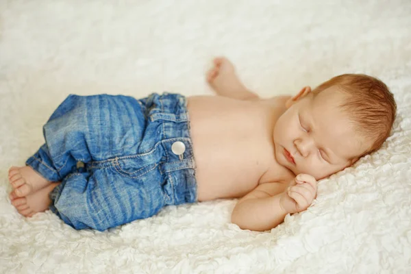 Модный Новорожденный Ребенок Джинсах Спит Постели Мода Детей — стоковое фото