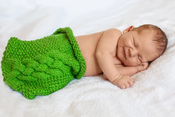 Смеющийся Улыбающийся Маленький Новорожденный Мальчик Спит Белом Одеяле Лежит Кровати Лицензионные Стоковые Изображения