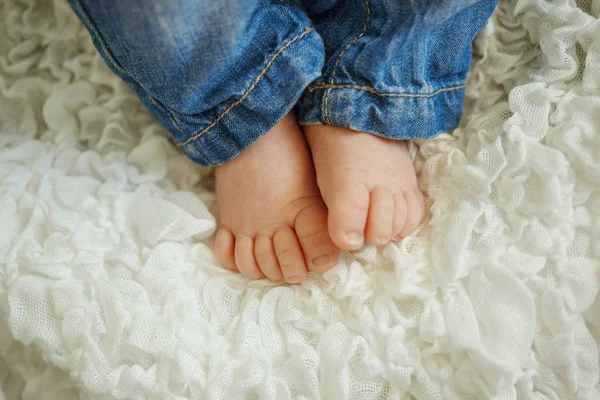 Bacaklar Moda Yeni Doğmuş Bebek Küçük Çocuk Beyaz Battaniye Uyku Telifsiz Stok Fotoğraflar