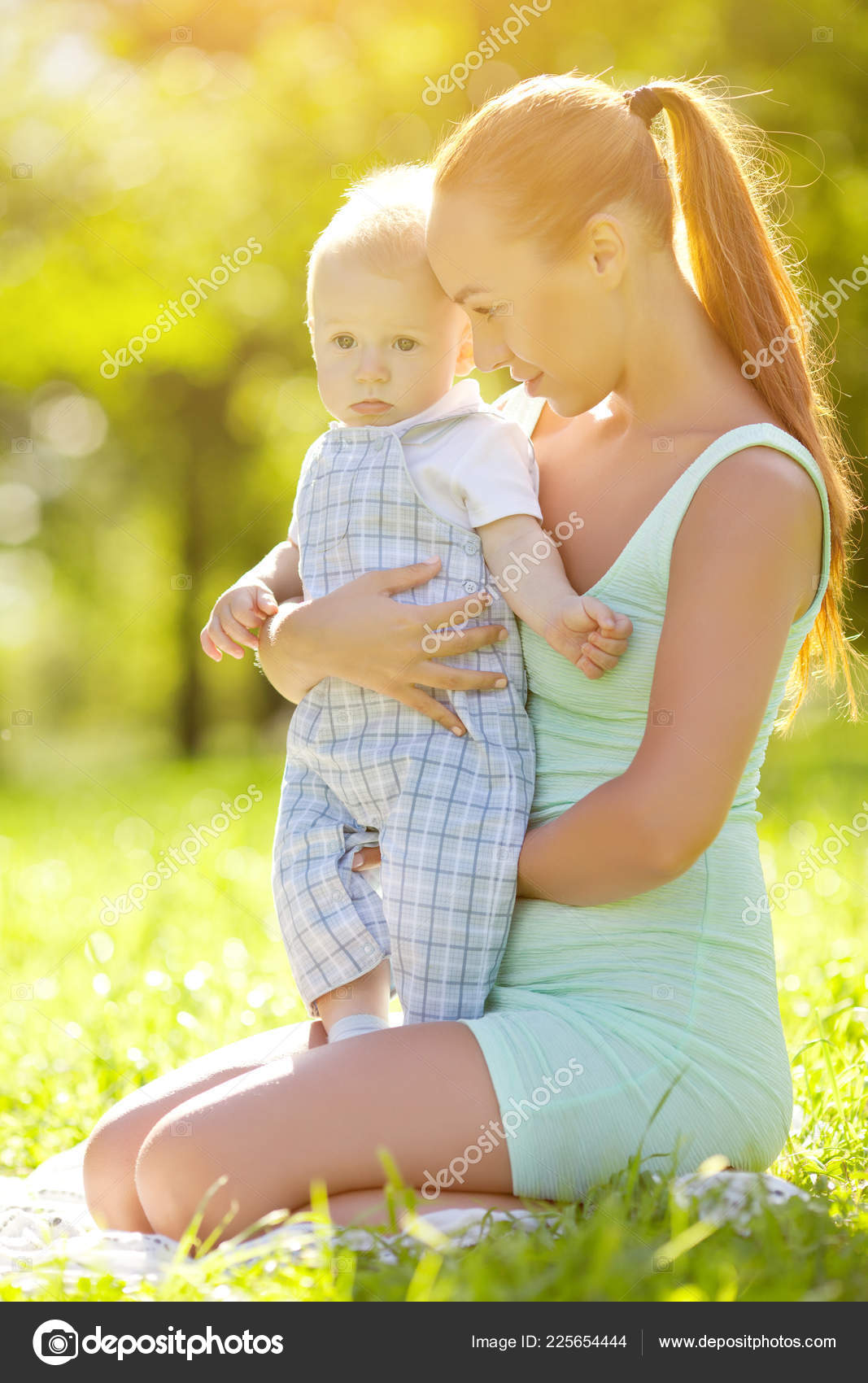 Cute Little Baby Summer Park Mother Grass Sweet Baby Mom — Stock