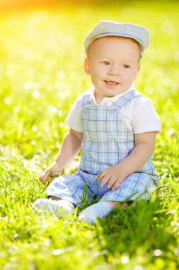 Şirin Bebek yaz Park çim. açık havada tatlı bebeğim. duygusal gülümseyen
