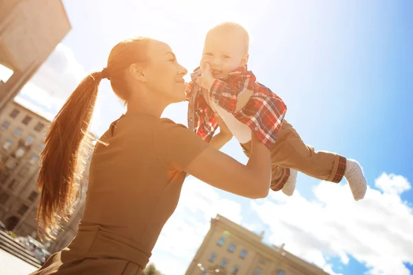 Trendy Modern Mother City Street Urban Landscape Young Mother Walks — Stock Photo, Image