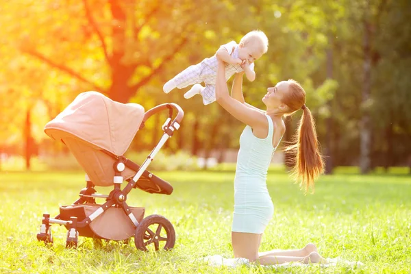 Niedliches Kleines Baby Sommerpark Mit Mutter Auf Dem Rasen Süßes — Stockfoto