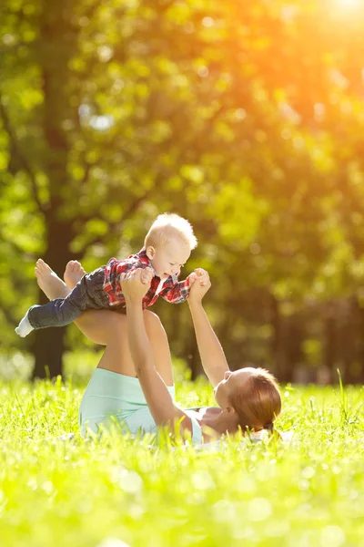 Mignon Petit Bébé Dans Parc Été Avec Mère Sur Herbe — Photo