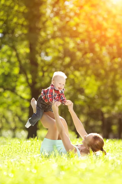 Bebé Bonito Parque Verão Com Mãe Grama Doce Bebê Mãe — Fotografia de Stock