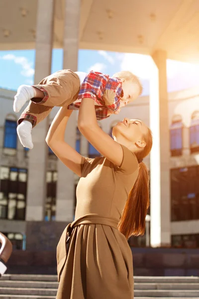 Moderna Madre Moda Una Calle Ciudad Con Cochecito Madre Joven — Foto de Stock