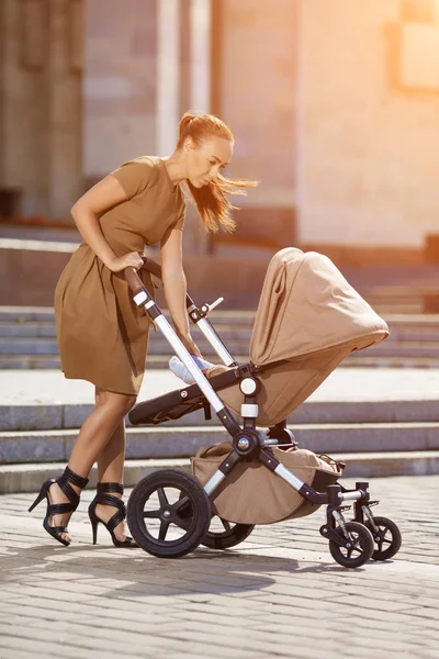 Trendy Moderne Moeder Een Straat Met Een Kinderwagen Stad Jonge — Stockfoto