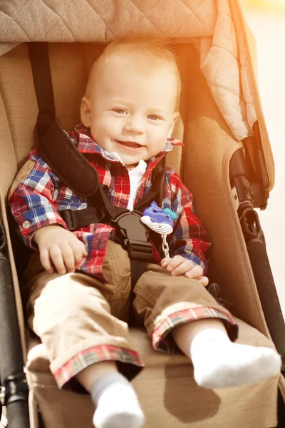 Schönes Kleines Lächelndes Baby Kinderwagen Auf Den Straßen Der Stadt — Stockfoto