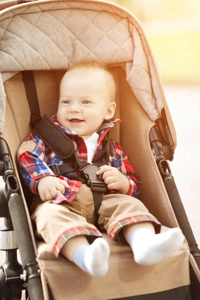 Mignon Petit Bébé Souriant Dans Une Poussette Dans Les Rues — Photo