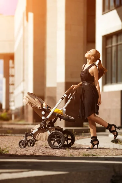 Trendiga Moderna Mor Stadsgata Med Barnvagn Ung Mamma Promenader Med — Stockfoto