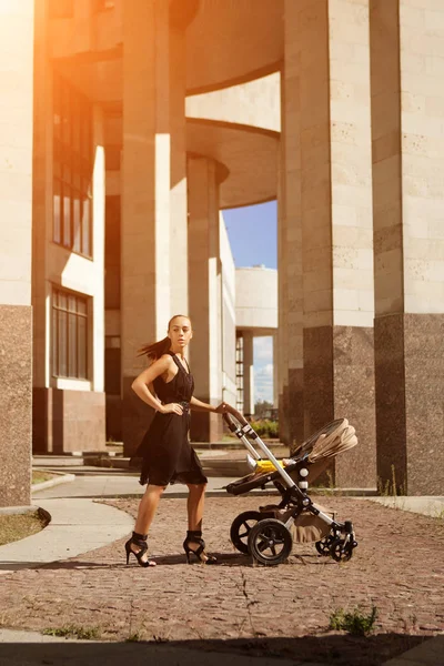 Bir Şehirde Çocuk Arabası Ile Sokak Moda Modern Anne Genç — Stok fotoğraf