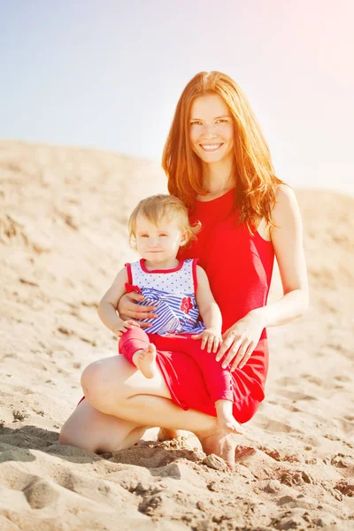 Mooie Moeder Baby Buitenshuis Gelukkige Familie Spelen Het Strand Moeder — Stockfoto