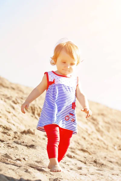 Schattig Klein Glimlachende Babymeisje Het Strand — Stockfoto