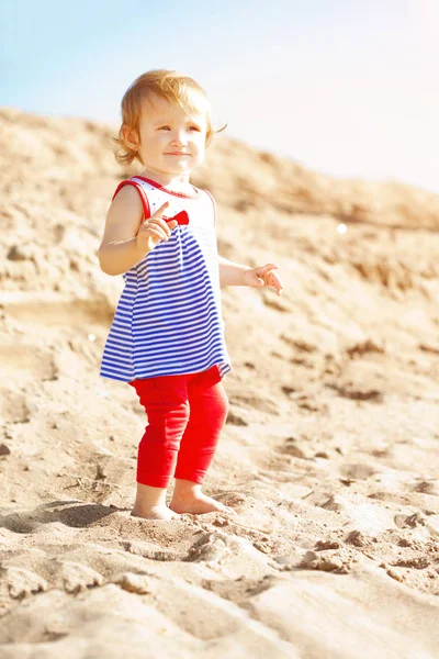 Ładny Uśmiechający Się Małym Dzieckiem Dziewczyna Plaży — Zdjęcie stockowe
