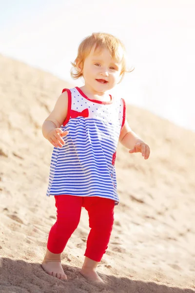 Sevimli Küçük Gülen Bebek Kız Sahilde — Stok fotoğraf