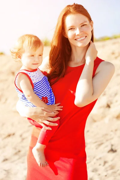 Belleza Mamá Bebé Aire Libre Familia Feliz Jugando Playa Mamá — Foto de Stock