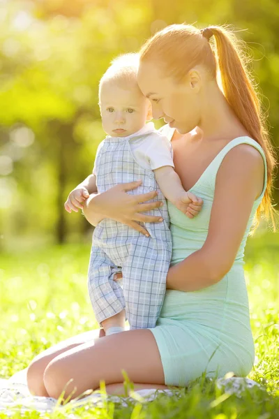 Χαριτωμένο Μωράκι Στο Πάρκο Καλοκαίρι Μητέρα Στο Γρασίδι Γλυκό Μωρό Εικόνα Αρχείου