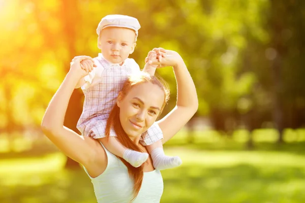 Słodkie Maleństwo Lato Park Matki Trawie Słodkie Dziecko Mama Zewnątrz Zdjęcie Stockowe