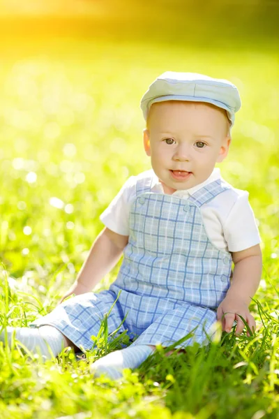 可爱的小宝宝在夏季公园的草地上 甜甜宝贝在户外 微笑情感 图库照片