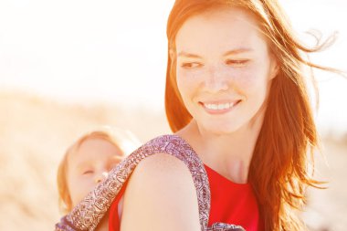 bir askı bir bebek ile güzel bir kadın. Anne ve bebek. Anne ve çocuk.