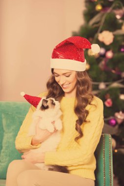 Christmans parti, kış tatil kedi kadınla. Yeni yıl kız. Noel ağacı iç arka planda. 