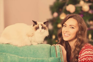 Christmans parti, kış tatil kedi kadınla. Yeni yıl kız. Noel ağacı iç arka planda. 