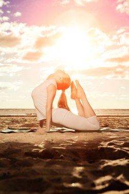 genç güzel ince kadın, gün batımında sahilde yoga uygulamaları. sunrise, Yoga