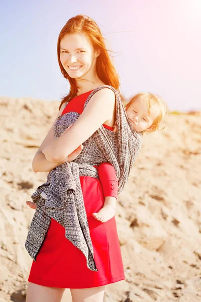 スリングで赤ちゃんと一緒に美容女性 ママと赤ちゃん 母と子 — ストック写真