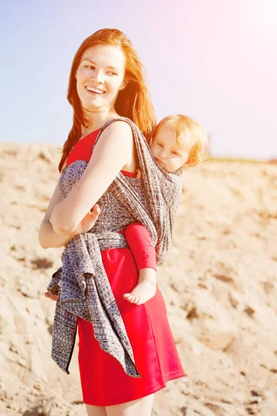 スリングで赤ちゃんを持つ美しい女性 ママと赤ちゃん 母と子 — ストック写真