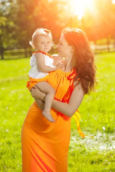 Belleza Mamá Bebé Aire Libre Familia Feliz Jugando Naturaleza Mamá —  Fotos de Stock