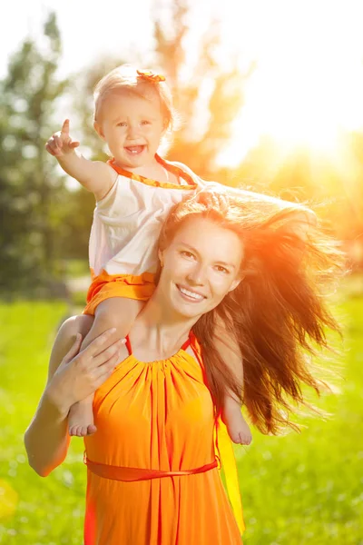 Güzel Anne Bebek Açık Havada Doğada Mutlu Bir Aile Anne — Stok fotoğraf