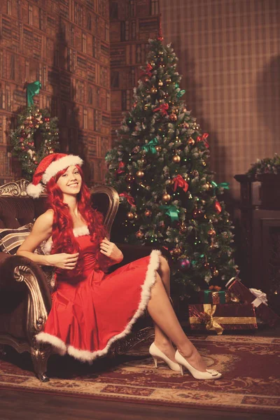 Joven Hermosa Mujer Santa Sonriente Cerca Del Árbol Navidad Chica — Foto de Stock