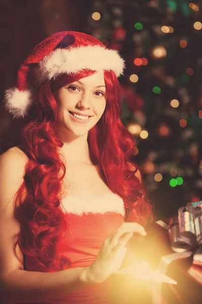 Joven Hermosa Mujer Santa Sonriente Cerca Del Árbol Navidad Con — Foto de Stock