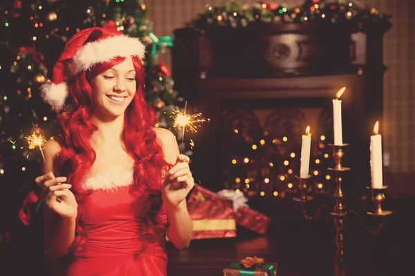 Fiatal Gyönyörű Mosolygó Santa Karácsonyfa Közelében Divatos Luxus Lány Ünnepli — Stock Fotó