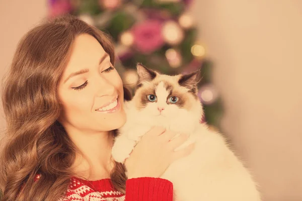 Εκτώς Κόμμα Χειμερινές Διακοπές Γυναίκα Γάτα Νέο Έτος Κορίτσι Χριστουγεννιάτικο — Φωτογραφία Αρχείου