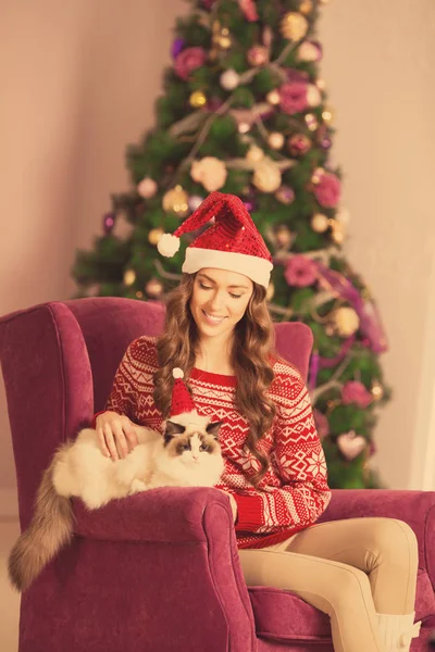 Fiesta Navidad Vacaciones Invierno Mujer Con Gato Una Chica Año —  Fotos de Stock